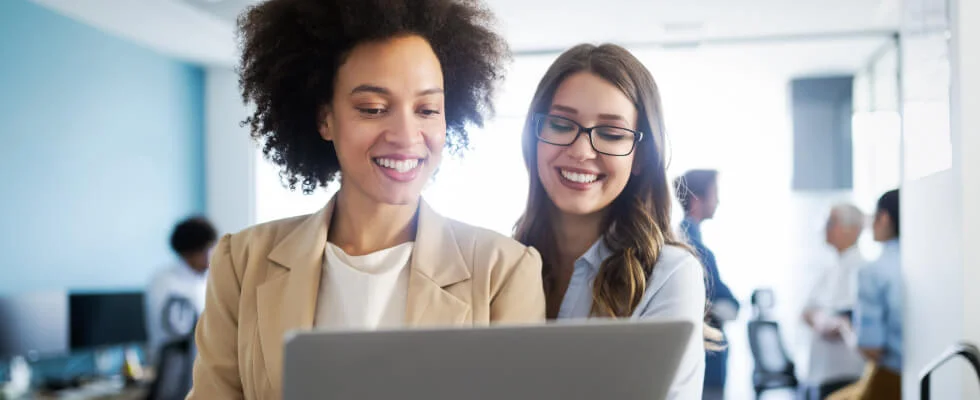 2 women looking at a laptop